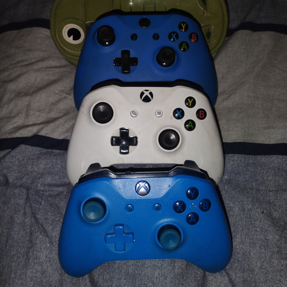 Wireless Controller Trio - Blue and White